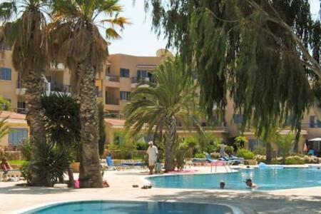 Kings Palace - Superb 2 Bed Ground Floor Apartment بافوس المظهر الخارجي الصورة