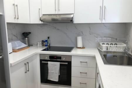 Kings Palace - Superb 2 Bed Ground Floor Apartment بافوس المظهر الخارجي الصورة